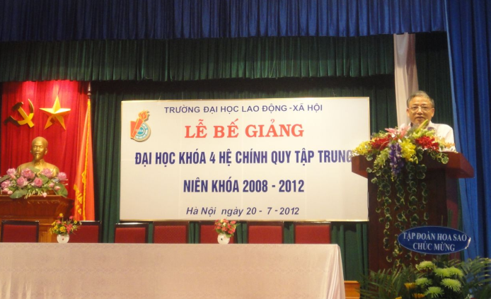 Lễ bế giảng và trao bằng tốt nghiệp đại học khóa 4 (niên khóa 2008 - 2012)